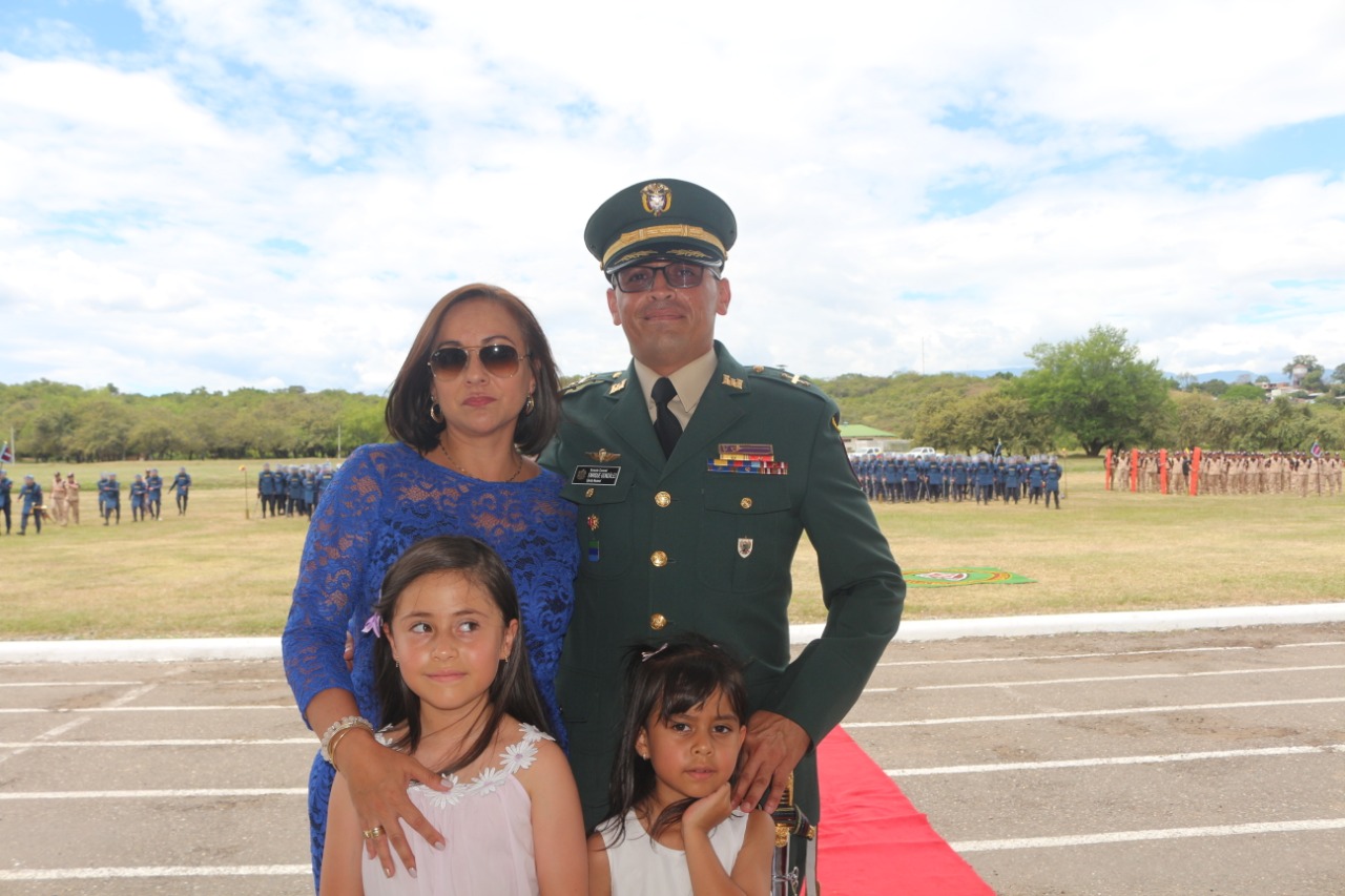 Comandante entrante, teniente coronel Luis Enrique González, en compañía de su esposa Carol Galán y sus hijas Manuela e Isabela.